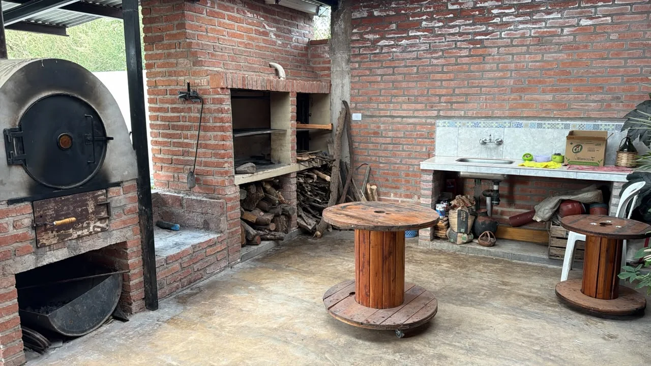 Área de asador grande y horno ecológico