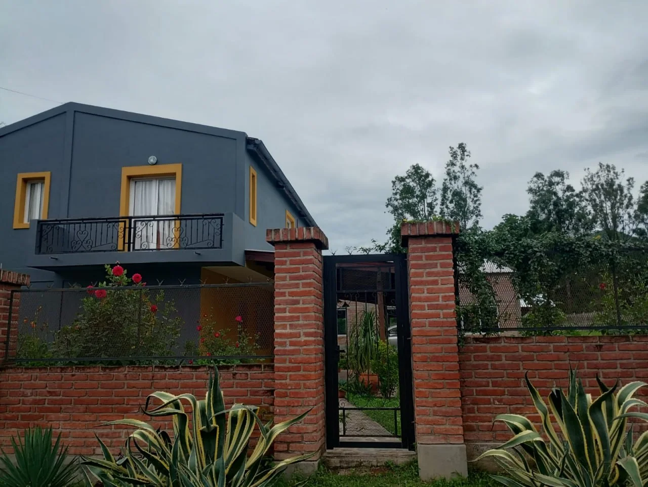 Entrada de Casa de Flores