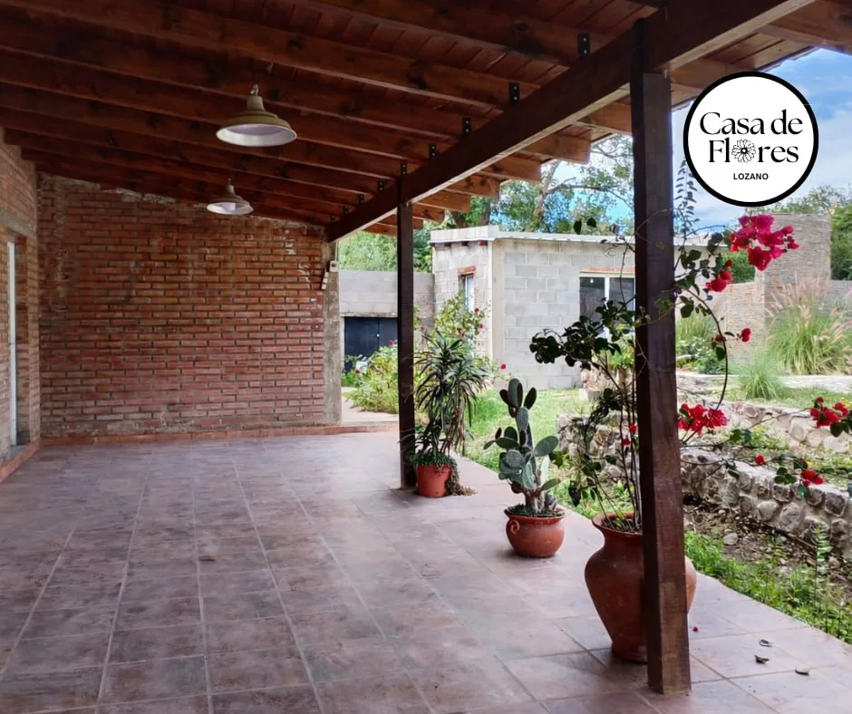 Galería cubierta de Casa de Flores, rodeada de plantas
